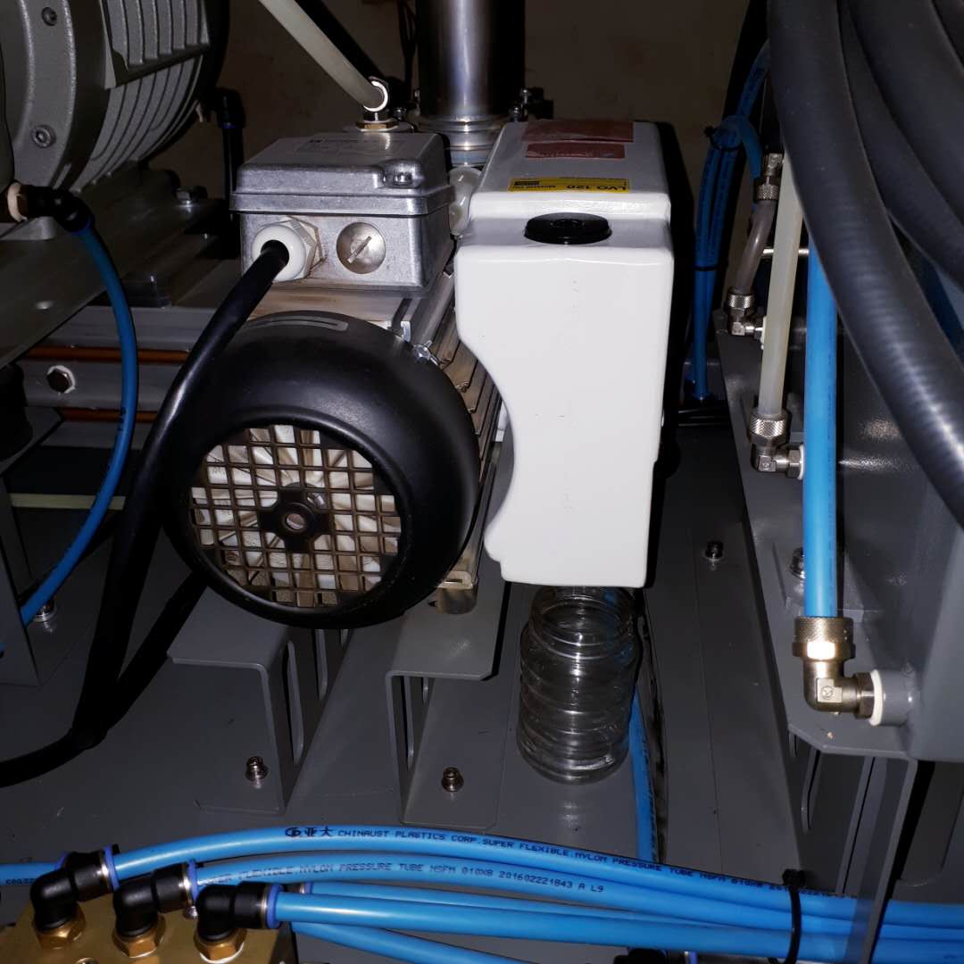 Vacuum pump of the fast-axial-flow laser generator