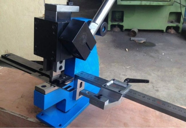 Manual bridging cutter of die making