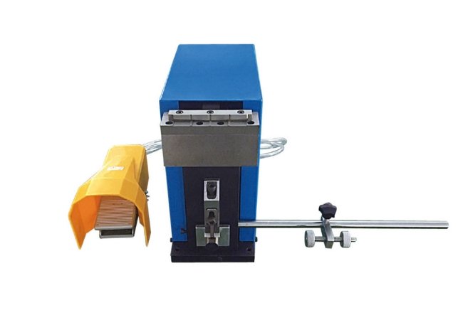 Pneumatic bridging and lipping machine