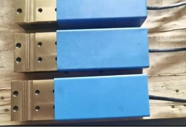 Pneumatic steel rule plier